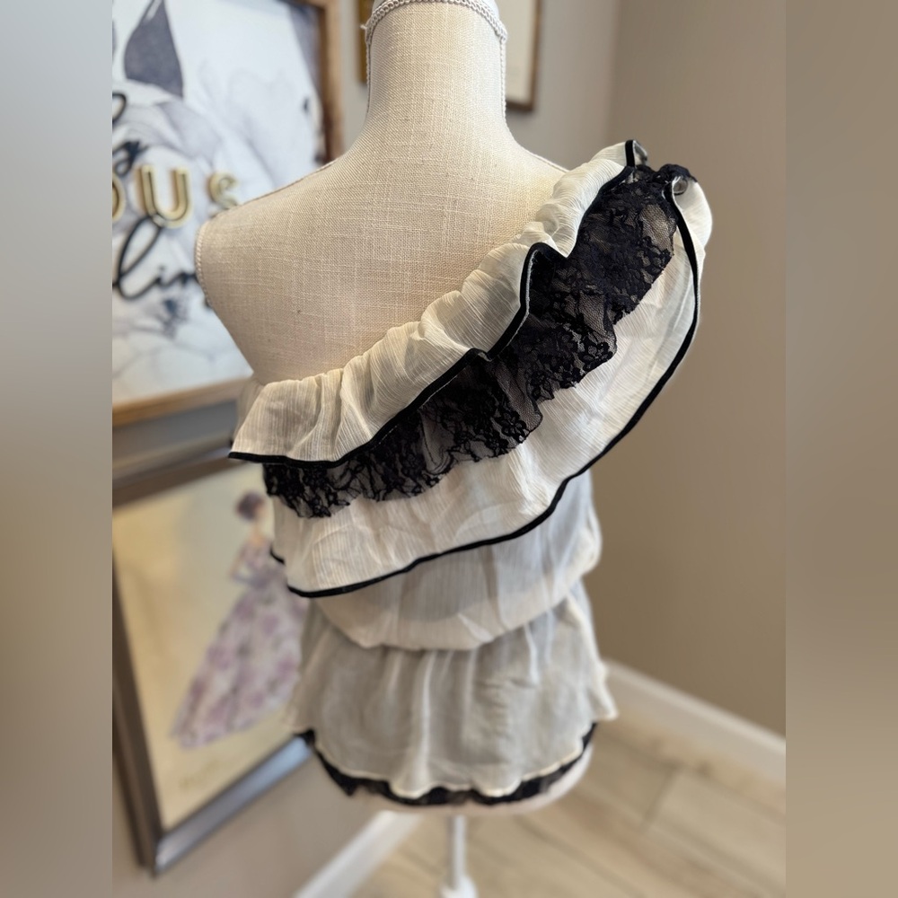 ❌SOLD❌5 for $30 RUE21 Off-Shoulder Ruffle Top Black & Cream - Picture 4 of 5